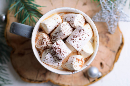 热可可饮料与棉花糖在一个杯子在圣诞节背景, 冬季巧克力或咖啡甜饮料