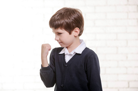 拳头手势小学男孩做手势