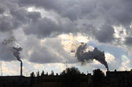 工业工厂对蓝色多云剧烈天空的化学处理污染大气和生态有害排放