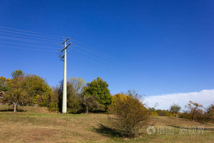 德国农村的电线杆和电缆