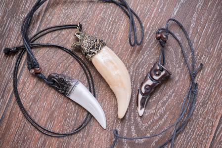 棕色的大熊大熊牙 骨吊坠雕刻从上棕色的 bac 鹿照片