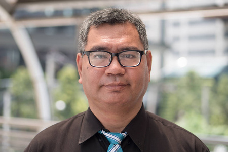 严肃, 无望, 绝望的亚洲人思考, 计划与头疼;东南亚50s 老男人模型