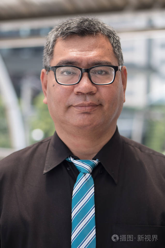 东南亚老商人脸;老东南亚商人的脸肖像, 有眼镜和白发的正式办公室