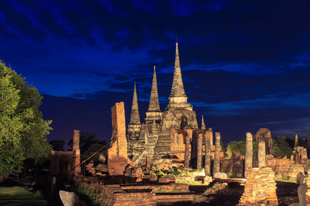 wwat phra si sanphet 寺庙在夜间亮起, 大城府