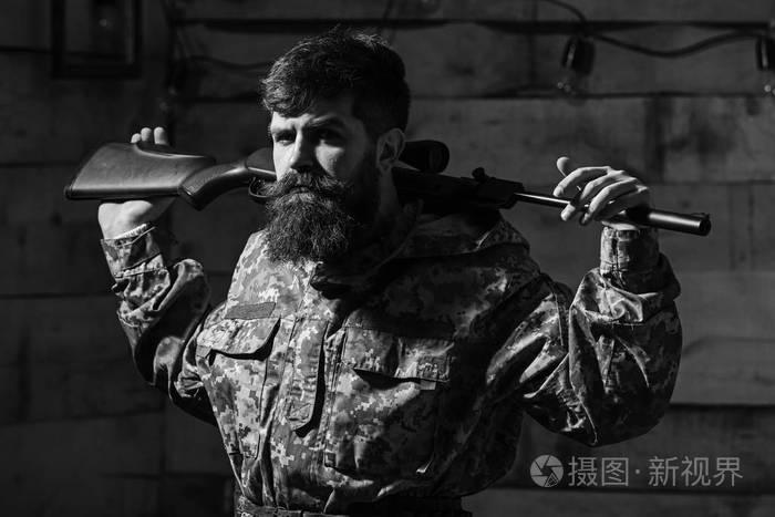 猎人, 残酷的时髦, 在严格的脸与枪准备狩猎.阳刚的概念.