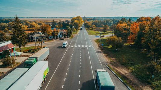 在乌克兰的新道路鸟瞰图。秋天。道路标记