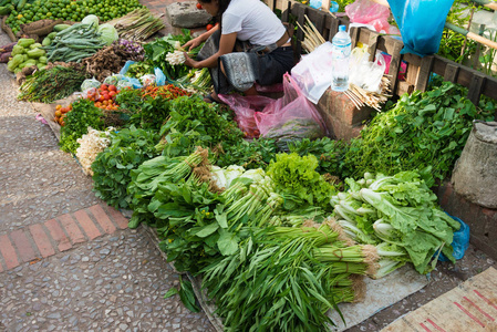 琅勃拉邦 万象2015 年 6 月 13 日 琅勃拉邦早市。早上市场是受欢迎的纪念品，为游客购物网站