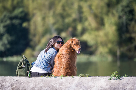 女孩和黄金猎犬