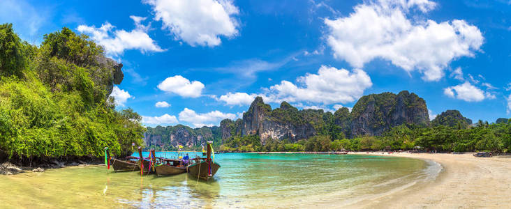 传统长尾船全景在莱利海滩, 甲米, 泰国在夏天的一天