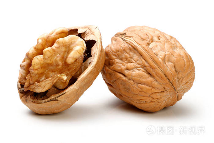 整个核桃和核桃半片