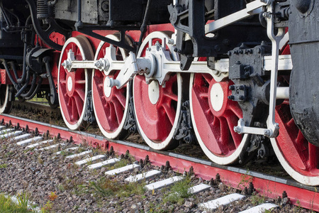 老旧的机车复古运输轮, 旧蒸汽机车的车轮.一对轮子.复古机车.