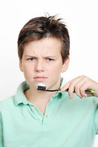 男孩, 12岁, 刷牙与不满的表情