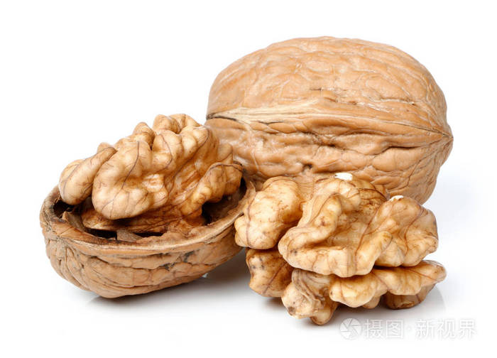 整个核桃和核桃半片