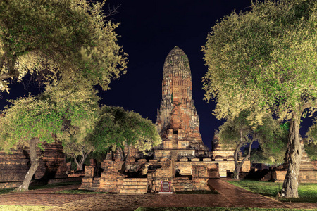 wwat phra ram 寺庙在晚上的大城府亮起