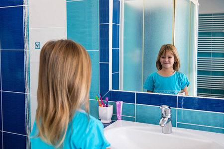 小女孩镜子在浴室里照镜子的小女孩照片