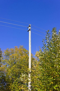 德国农村的电线杆和电缆