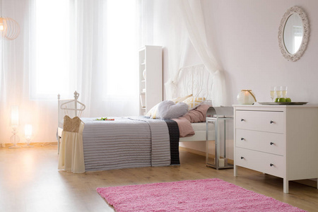 卧室，床和地毯