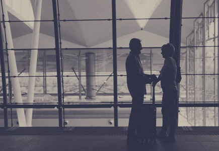 游客在机场的年长夫妇