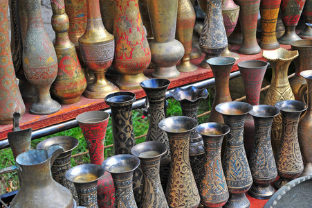 老铜花瓶在巴库的马路市场