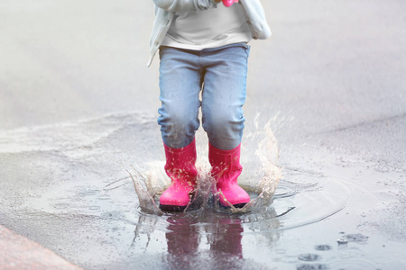 下雨打伞小女孩图片