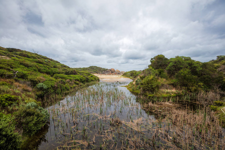 澳大利亚维多利亚州威尔森国家公园的威士忌湾海滩正后方的湖泊