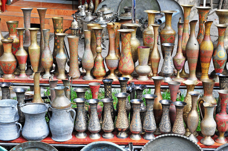 老铜花瓶在东方集市