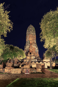 wwat phra ram 寺庙在晚上的大城府亮起
