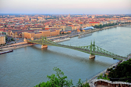 自由桥和布达佩斯城市视图