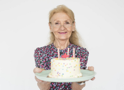 高级女人抱着生日蛋糕