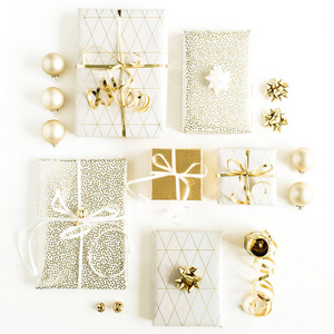 礼品盒与弓和金色装饰在白色的背景。新年, 圣诞节日公寓, 顶视图组成