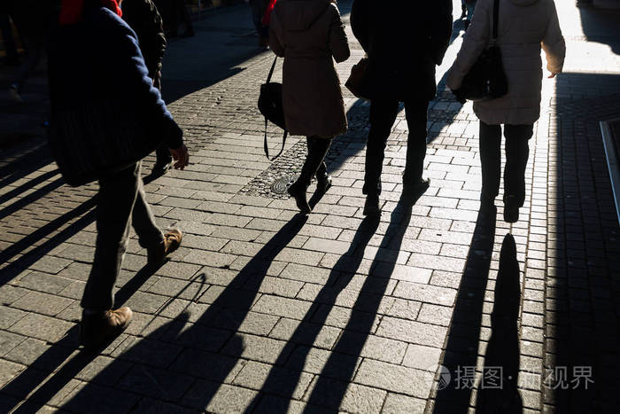 走路的人用长长的影子