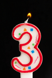 五颜六色的生日蜡烛在黑色背景