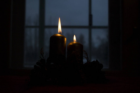 蜡烛在黑暗中靠近窗口