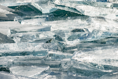纹理的冰表面 隐裂冰漂浮在蓝色水中季节性冬季景观