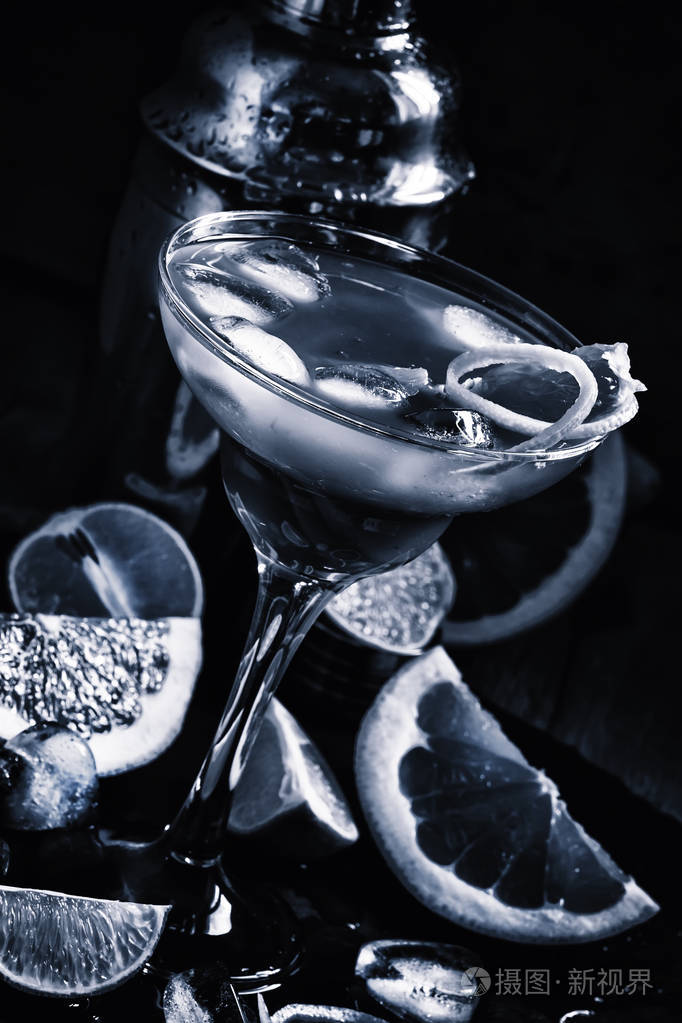 黑白照片.柑橘的鸡尾酒