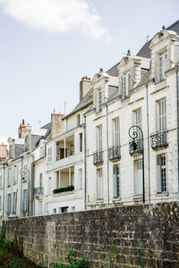 街道在法国老城安博伊塞斯与传统建筑