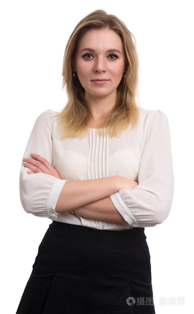 自信的美丽女人,她的双臂交叉