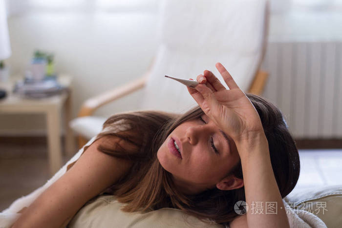 发烧, 双手放在额头上, 用毯子与疾病的态度, 荒凉, 不适, 柔情和痛苦