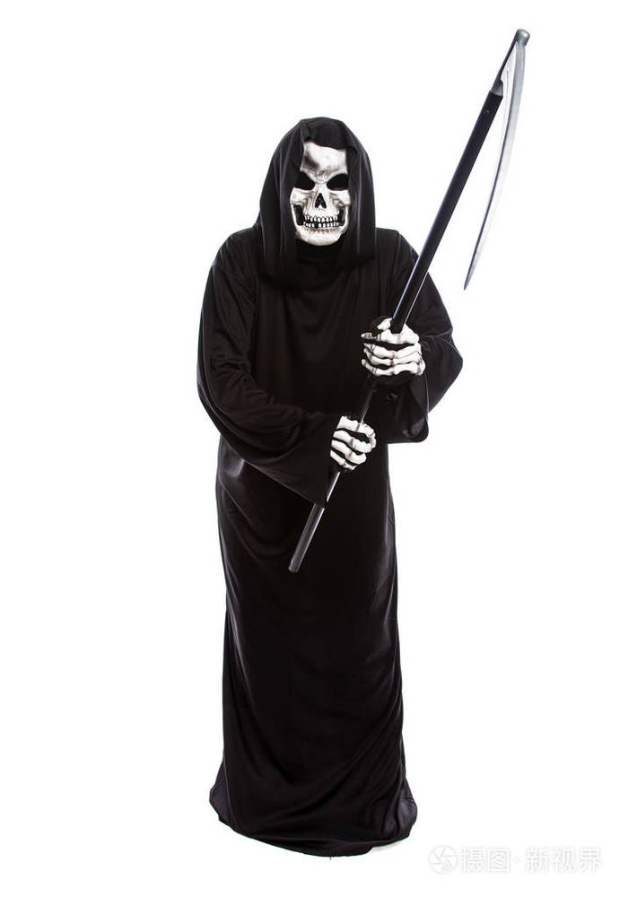 照片 一个骨架的服装严峻的收割者挥舞着可怕的镰刀.