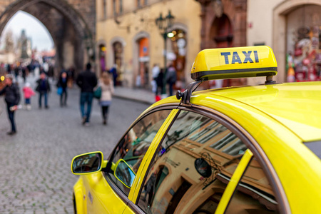 出租车在布拉格的街道