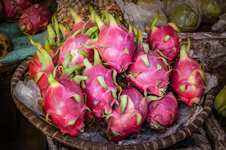 Dragonfruits 在越南街头市场购物篮