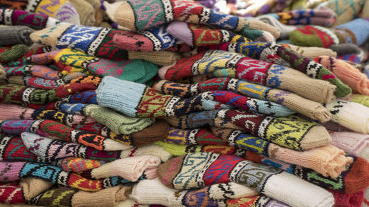 手工制作多彩针织袜子在市场中的组