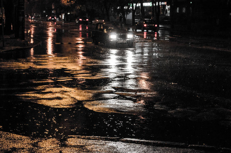 雨下的夜间城市道路交通图片