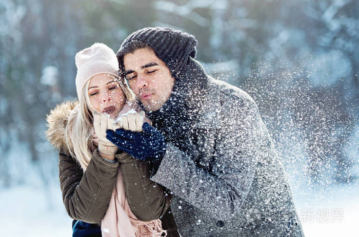 两个年轻人在雪地里享受