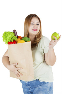胖女人认为苹果和纸包