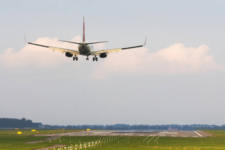 乘客乘飞机降落到机场。对接跑道的看法