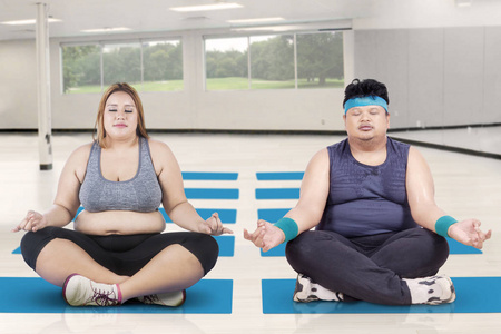 肥胖的人在类瑜伽冥想图片