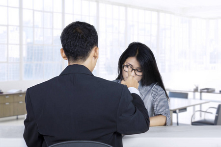 女人看起来在求职面试中被拒绝