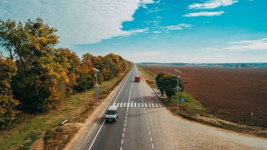 在乌克兰的新道路鸟瞰图。秋天。道路标记