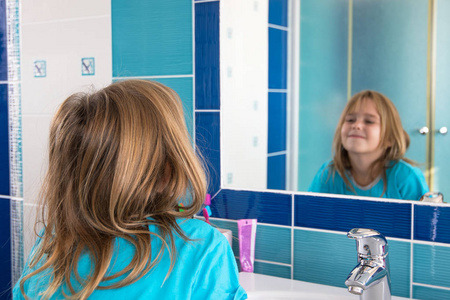 浴室照镜子图片